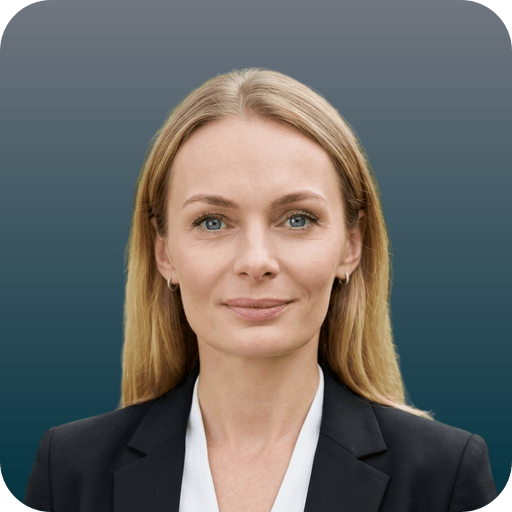 Laura's branded profile picture, rendered from the same headshot